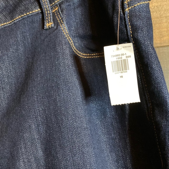 New Woman’s old Navy size 16 jeans boot cut! - Picture 2 of 8